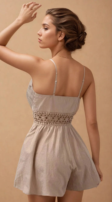 Femme en robe légère à bretelles, dos nu, style 974 Réunion, fond beige neutre