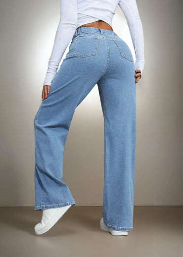 Jean large femme bleu clair, mode 974 Réunion, vu de dos, avec baskets blanches