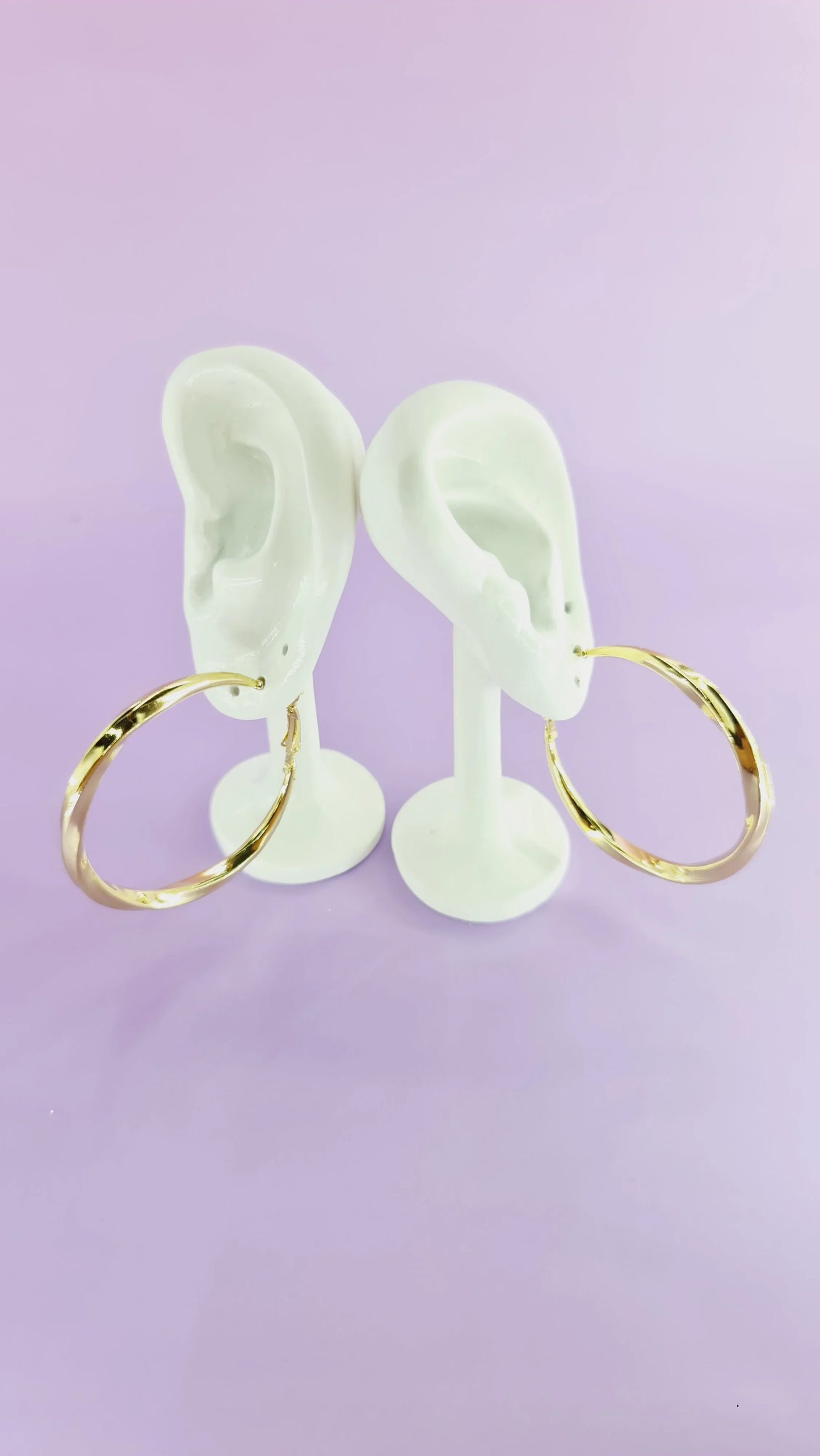Créoles dorées grandes femme sur présentoirs oreilles, fond lilas, 974 Réunion