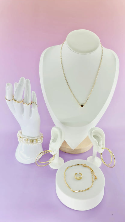 Bijoux dorés femme 974 Réunion, collier, bracelets, boucles d’oreilles sur fond rose
