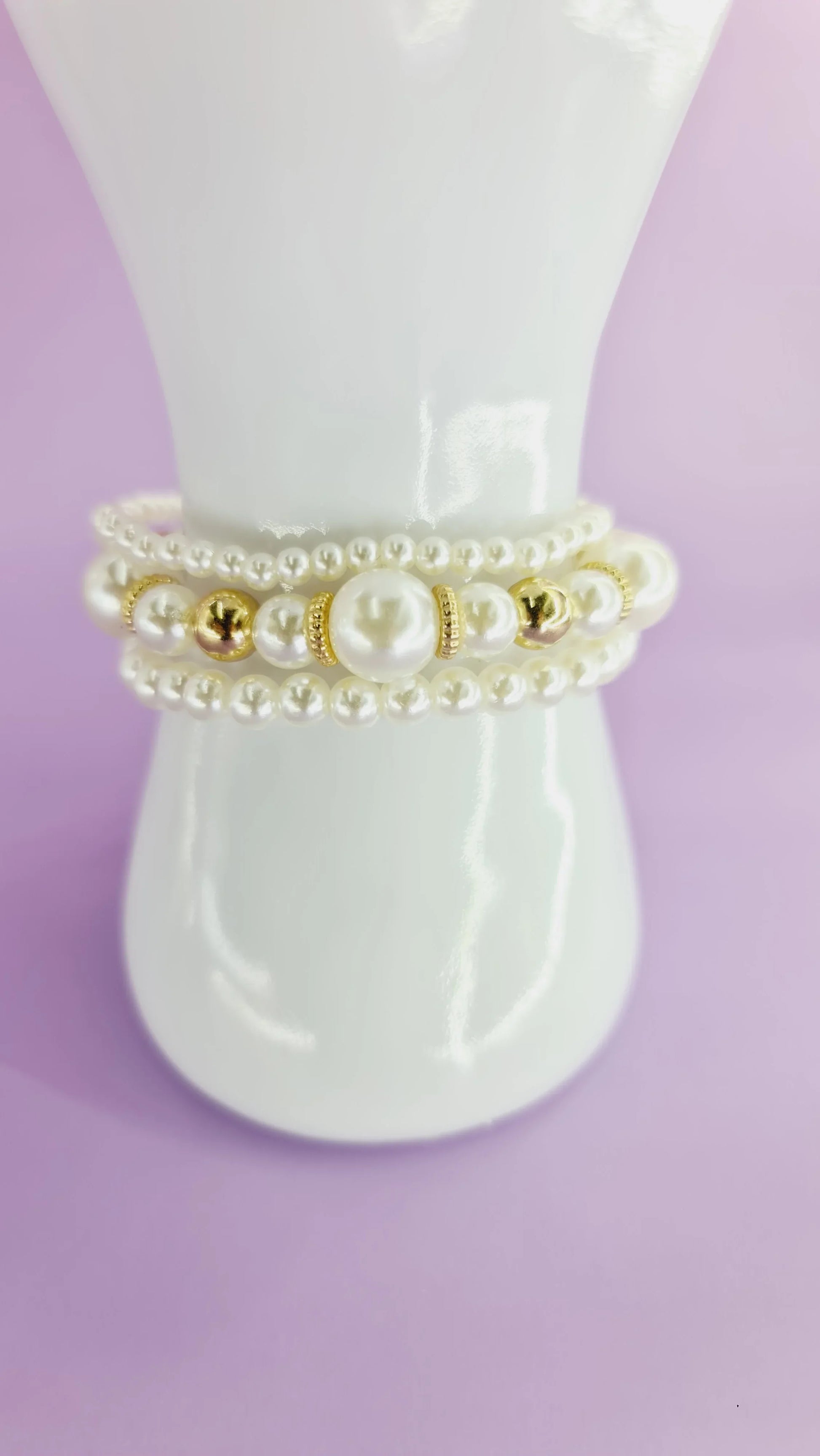 Bracelet perles blanches et dorées, bijou tendance 974 Réunion, fond violet élégant