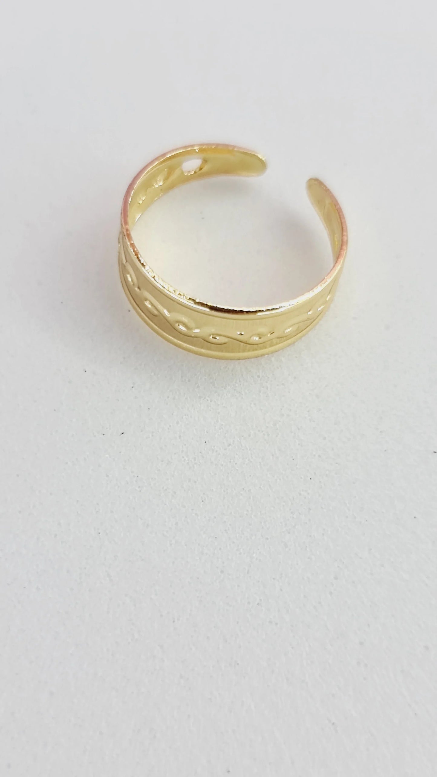 bague dorée ouverte pour femme tendance 974 Réunion, motif gravé, fond blanc