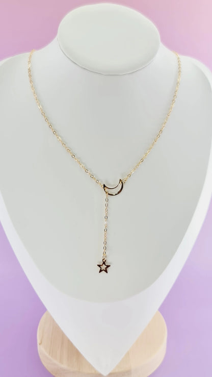 Collier doré femme lune et étoile suspendue, bijou tendance 974 Réunion sur fond rose