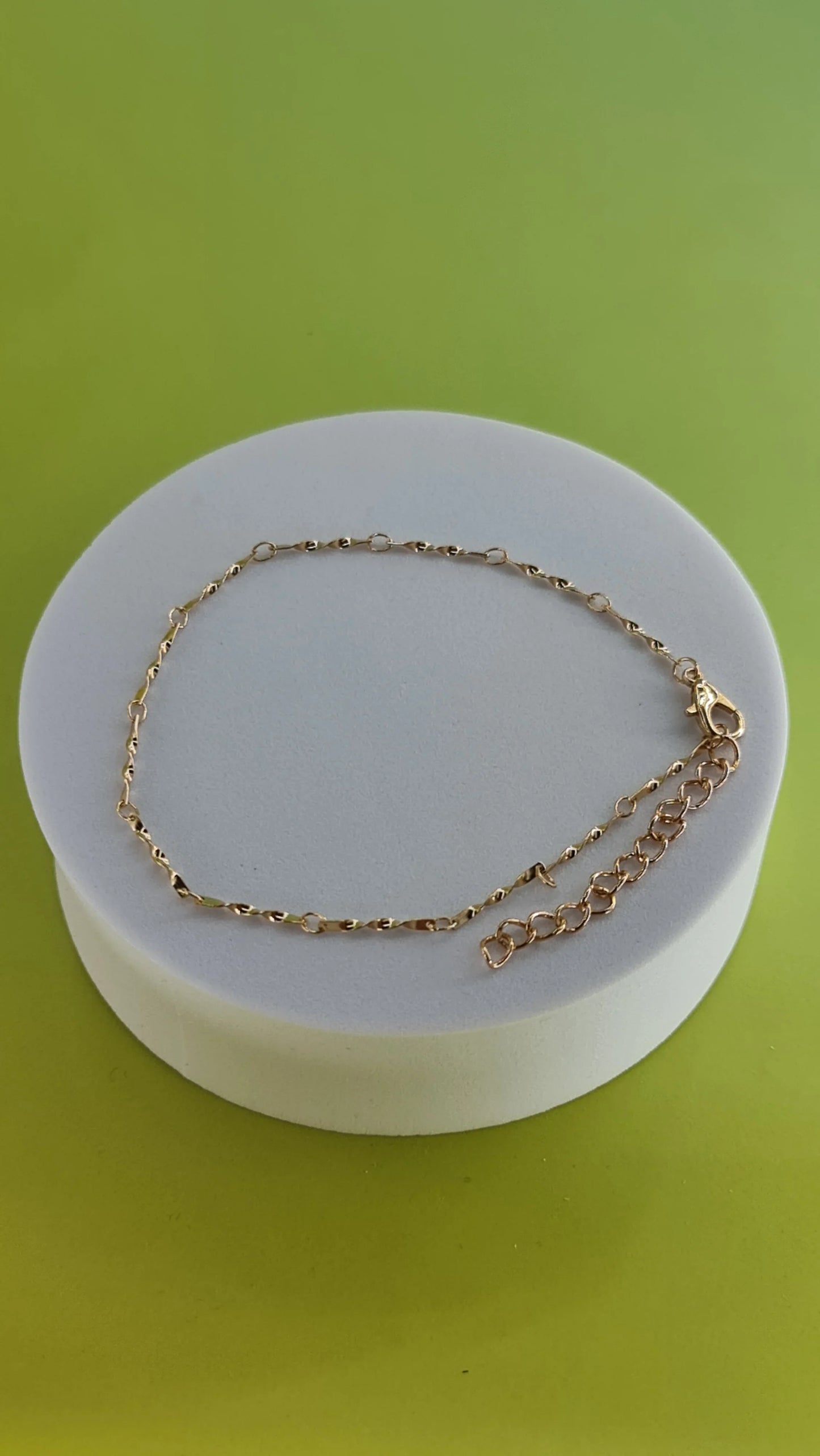 Bracelet chaîne doré femme 974 Réunion sur support rond blanc, fond vert