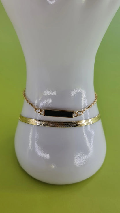 Bracelet doré femme avec rectangle noir, bijou tendance 974 Réunion sur fond vert