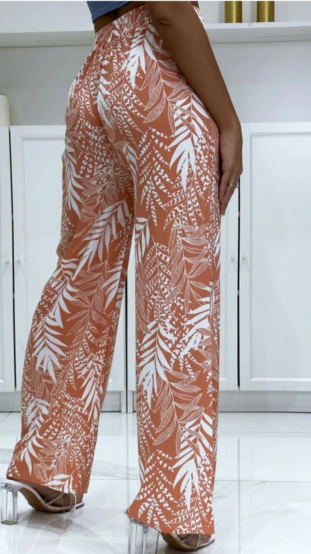 Pantalon femme motif feuilles orange blanc, mode 974 Réunion, tendance tropicale