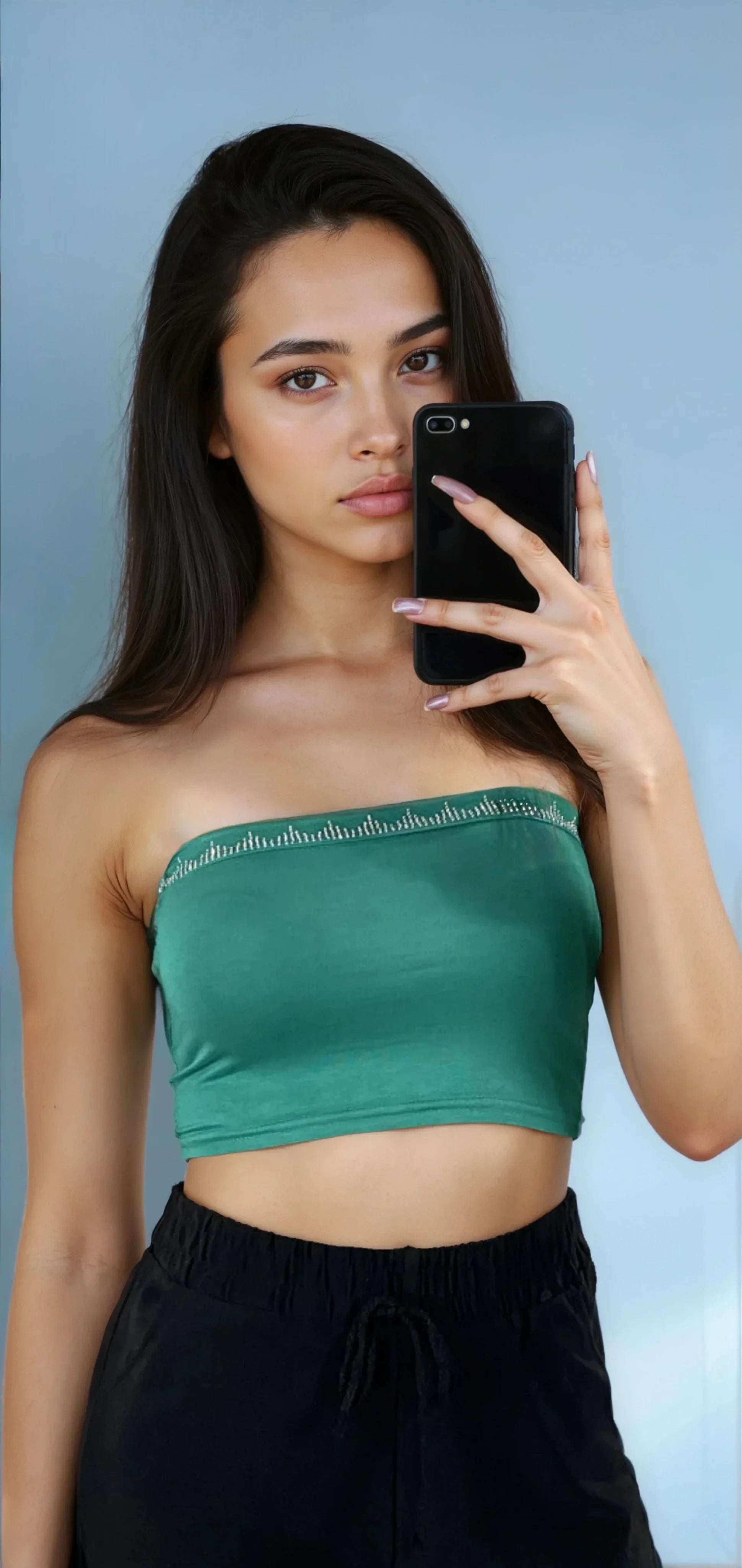 Femme portant un bandeau bustier vert tendance 974 Réunion, mode pas cher