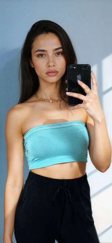 Femme portant un bandeau bustier bleu tendance, mode 974 Réunion, selfie en intérieur