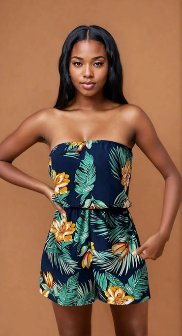 Femme portant un combishort tropical à fleurs, tendance été, mode 974 Réunion.