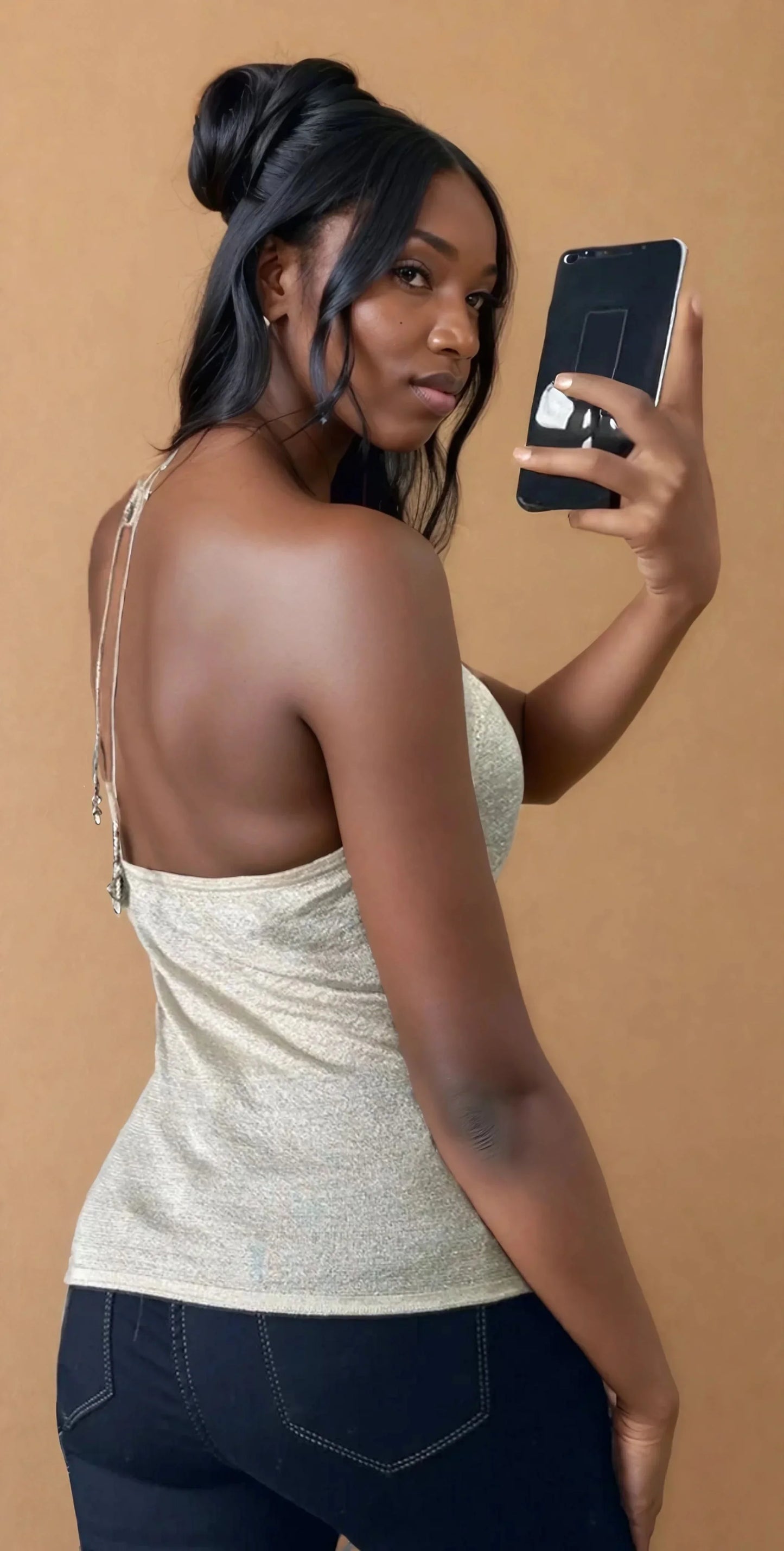 Femme portant un haut beige dos nu brillant, selfie, mode tendance 974 Reunion