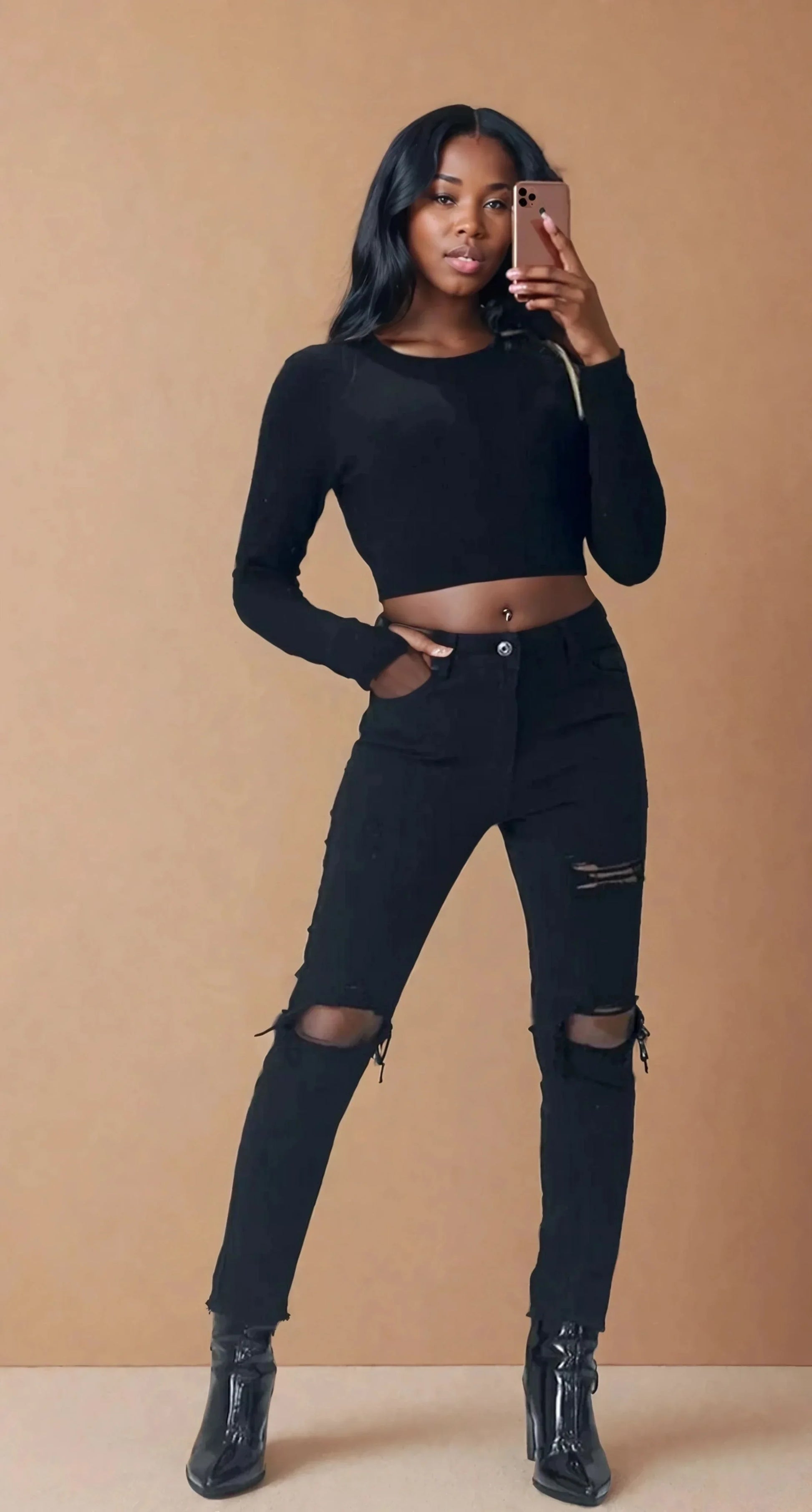 Femme en jean slim noir destroy déchiré, crop top noir, tendance 974 Réunion mode femme.