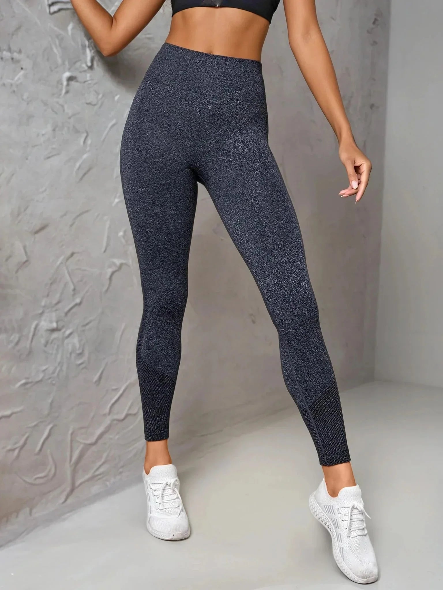 Femme portant un legging fitness gris foncé, 974 reunion, vêtements sport tendance