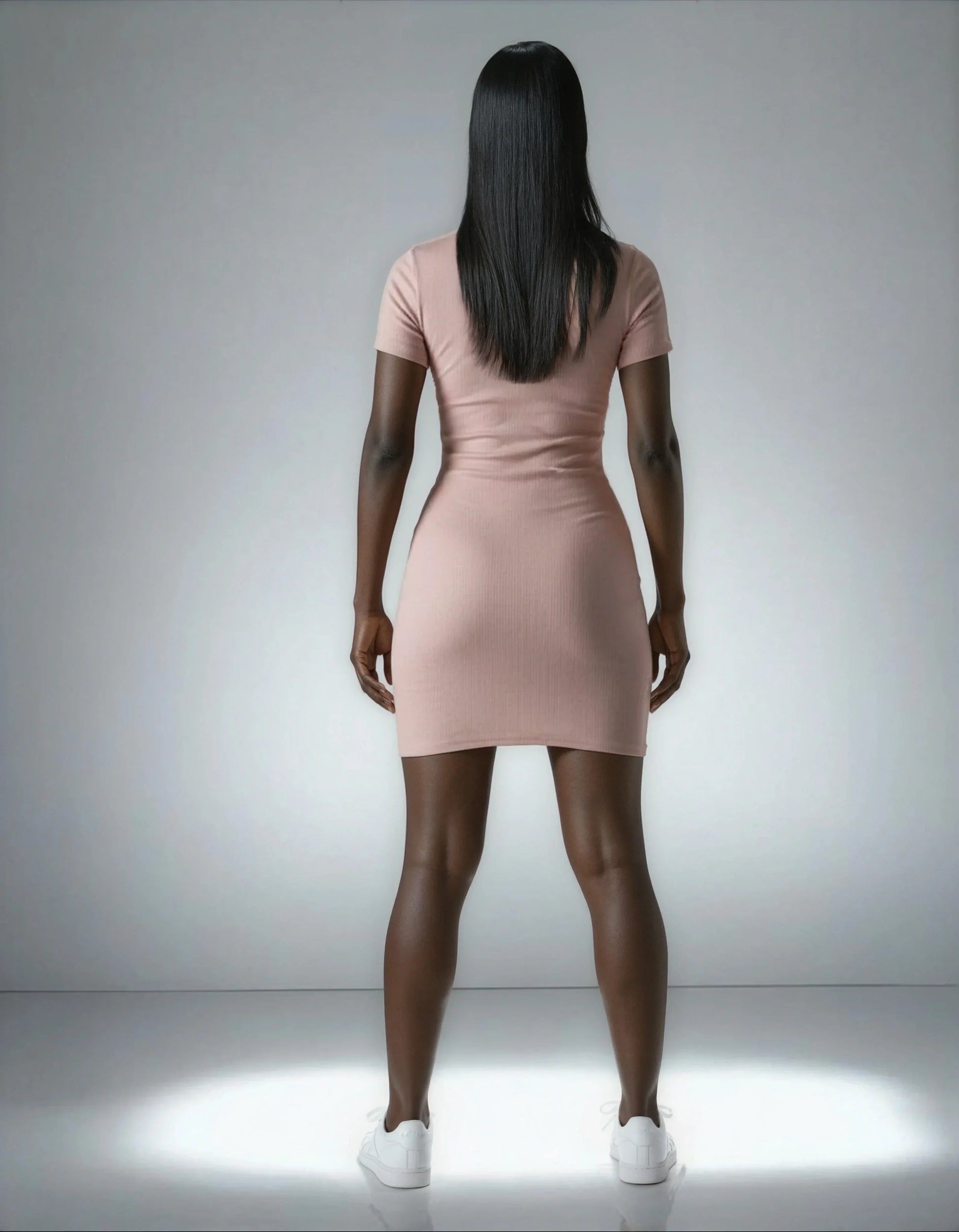 Femme de dos portant une robe courte côtelée rose, tendance 974 Réunion