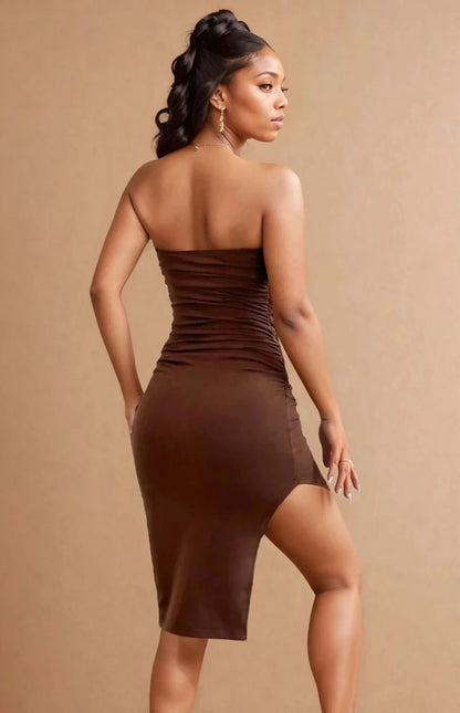 Femme portant une robe moulante marron sans bretelles, mode 974 Réunion tendance.