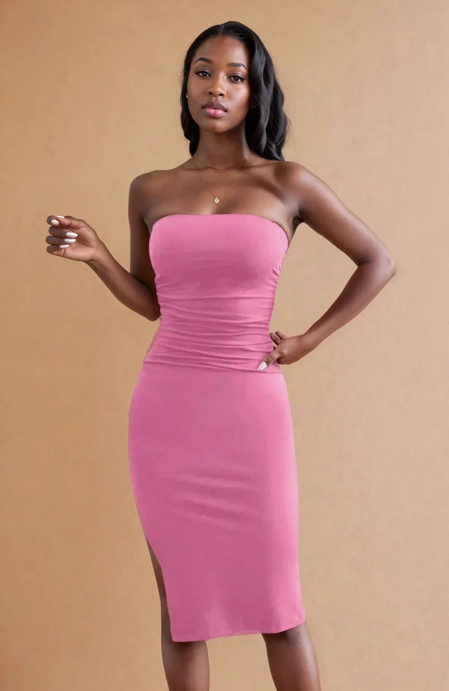 Femme portant une robe bustier rose moulante, mode 974 Réunion tendance été