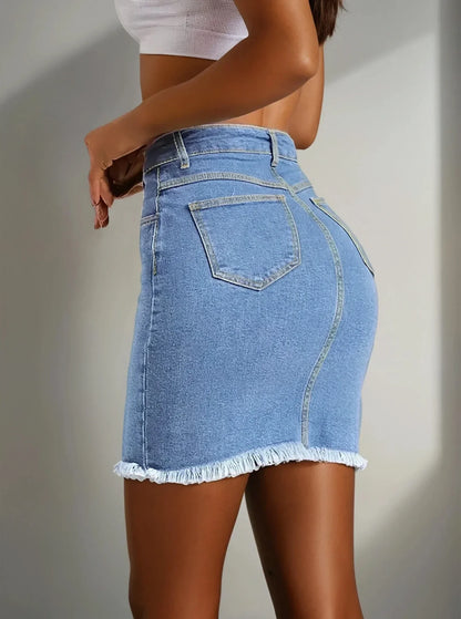Femme portant une jupe en jean courte tendance, taille haute, finition effilochée, 974 Réunion