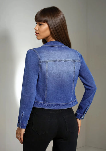Femme de dos portant une veste en jean bleu tendance, mode 974 Réunion