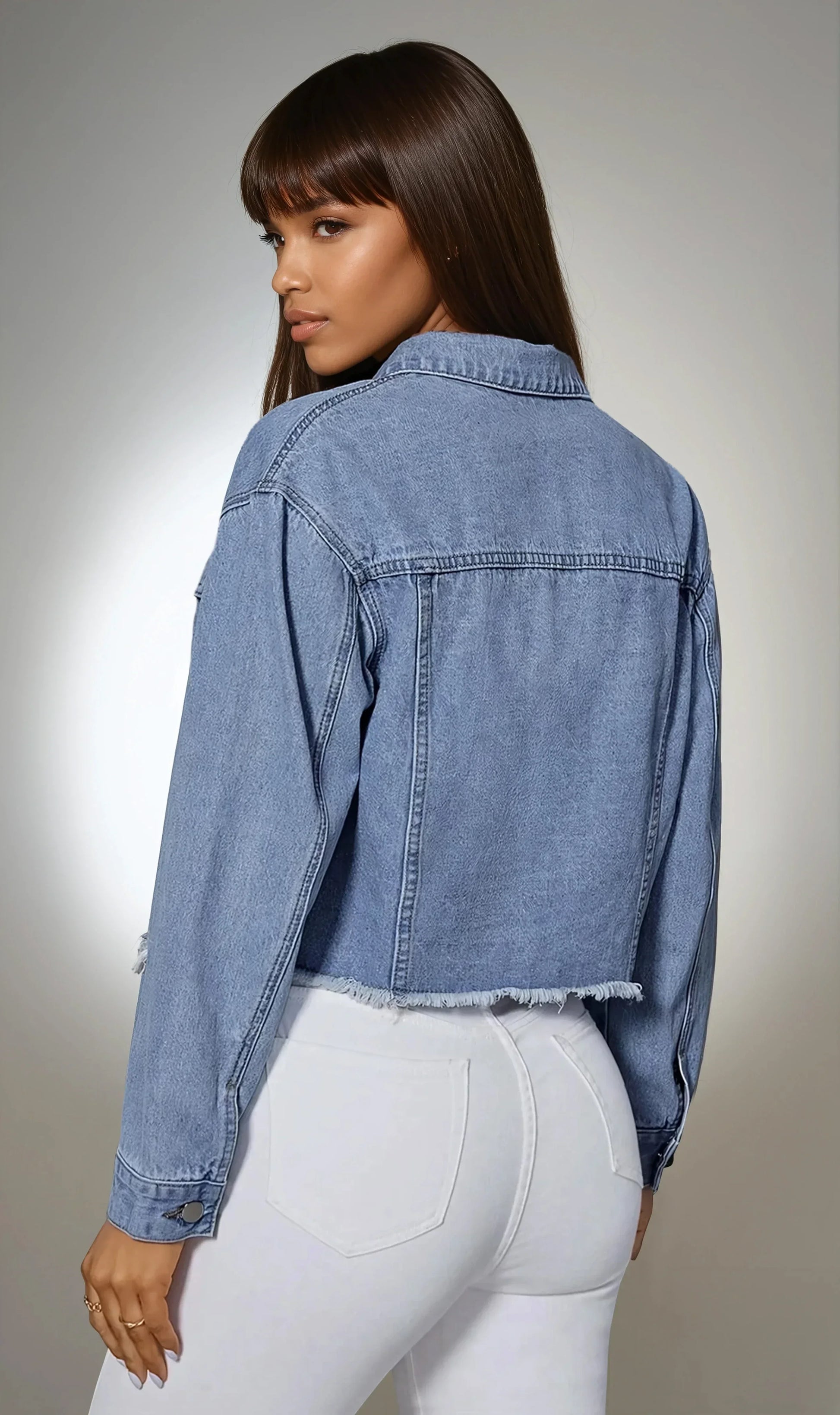 Femme de dos en veste en jean bleu et pantalon blanc, mode tendance 974 Réunion
