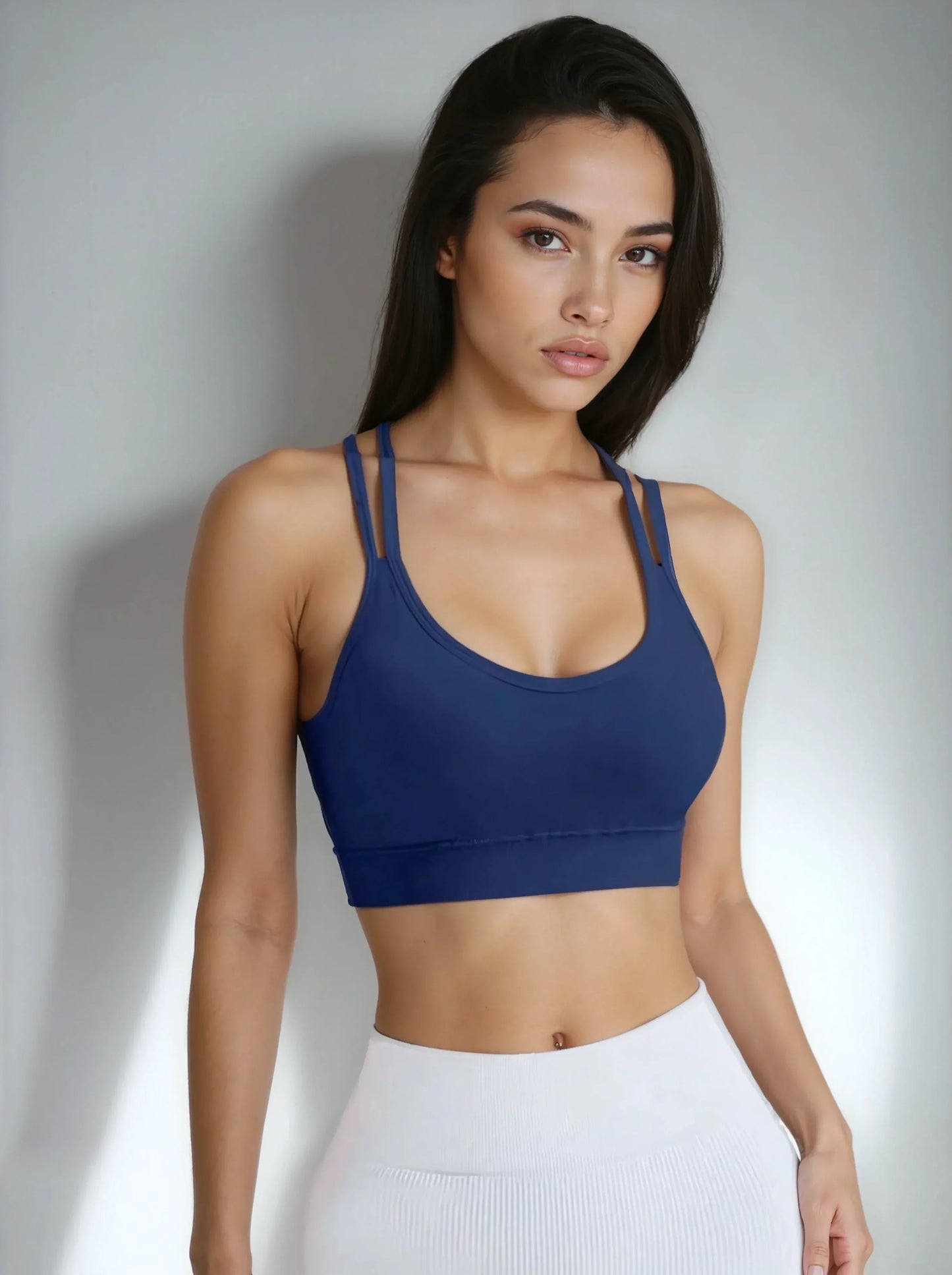 Femme portant une brassière de sport bleue et un legging blanc, mode 974 Réunion