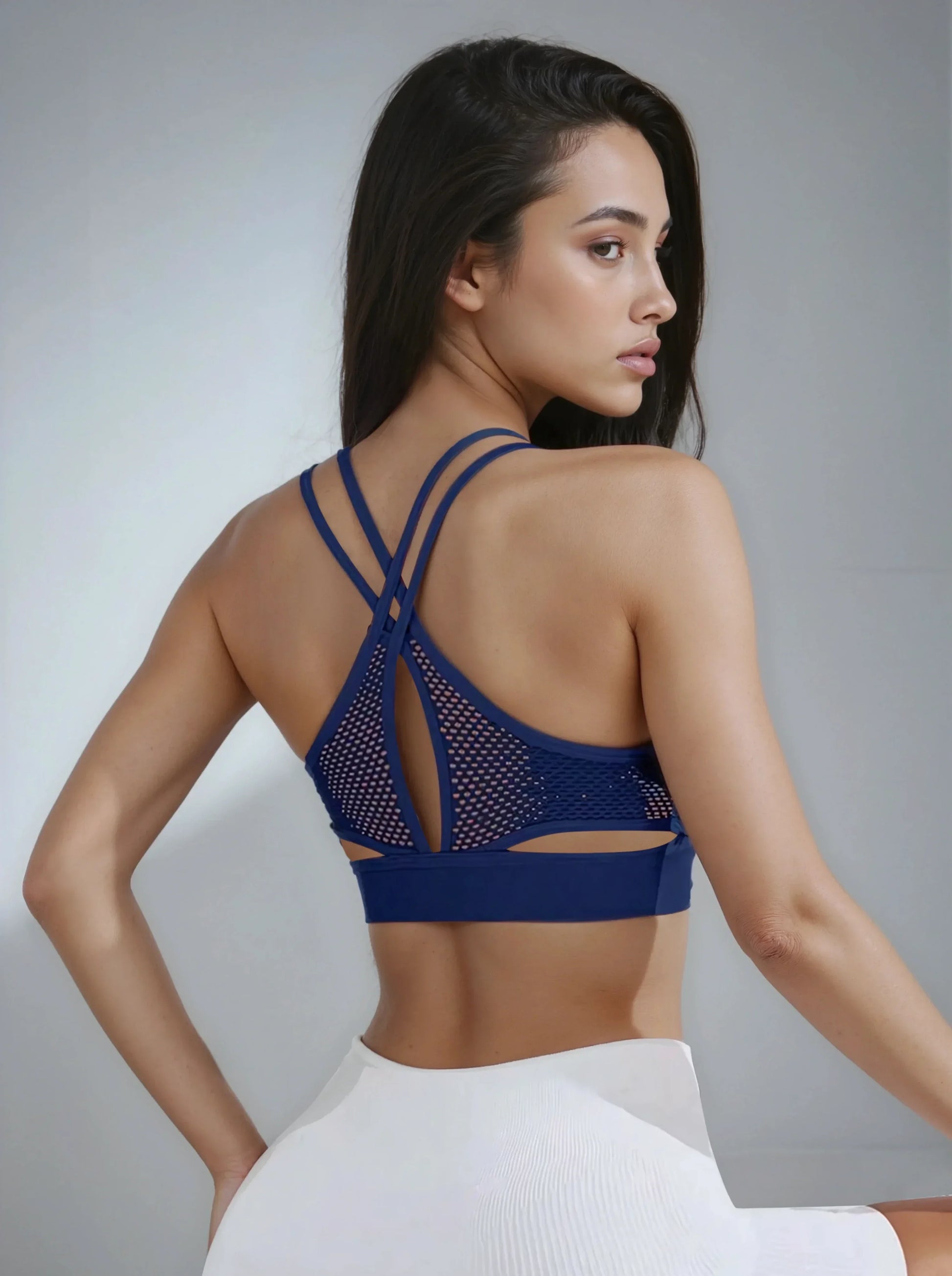 Femme de dos, brassière de sport bleu marine à bretelles croisées pour fitness 974 Réunion