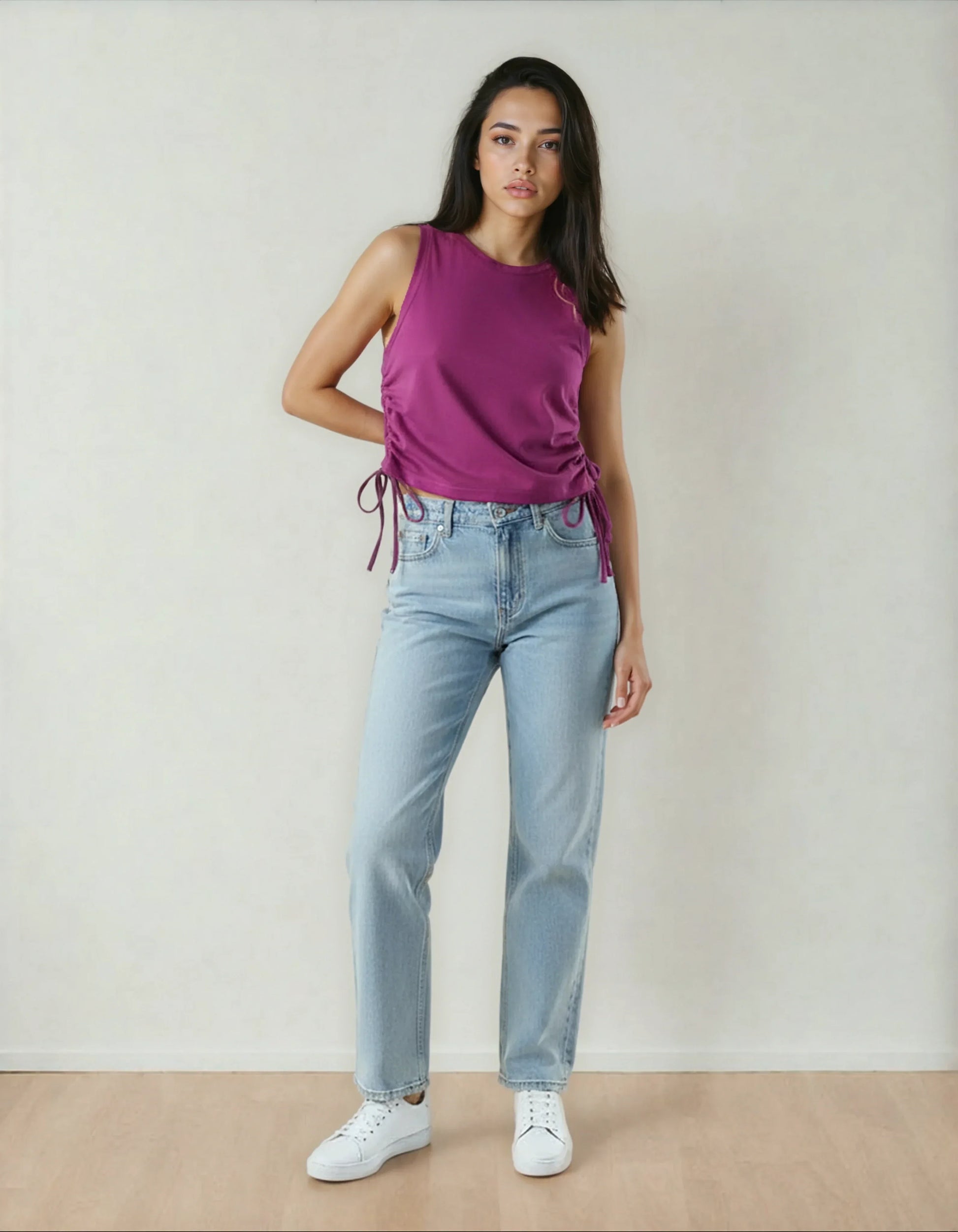Jeune femme portant un débardeur violet et jean clair, tendance 974 Réunion