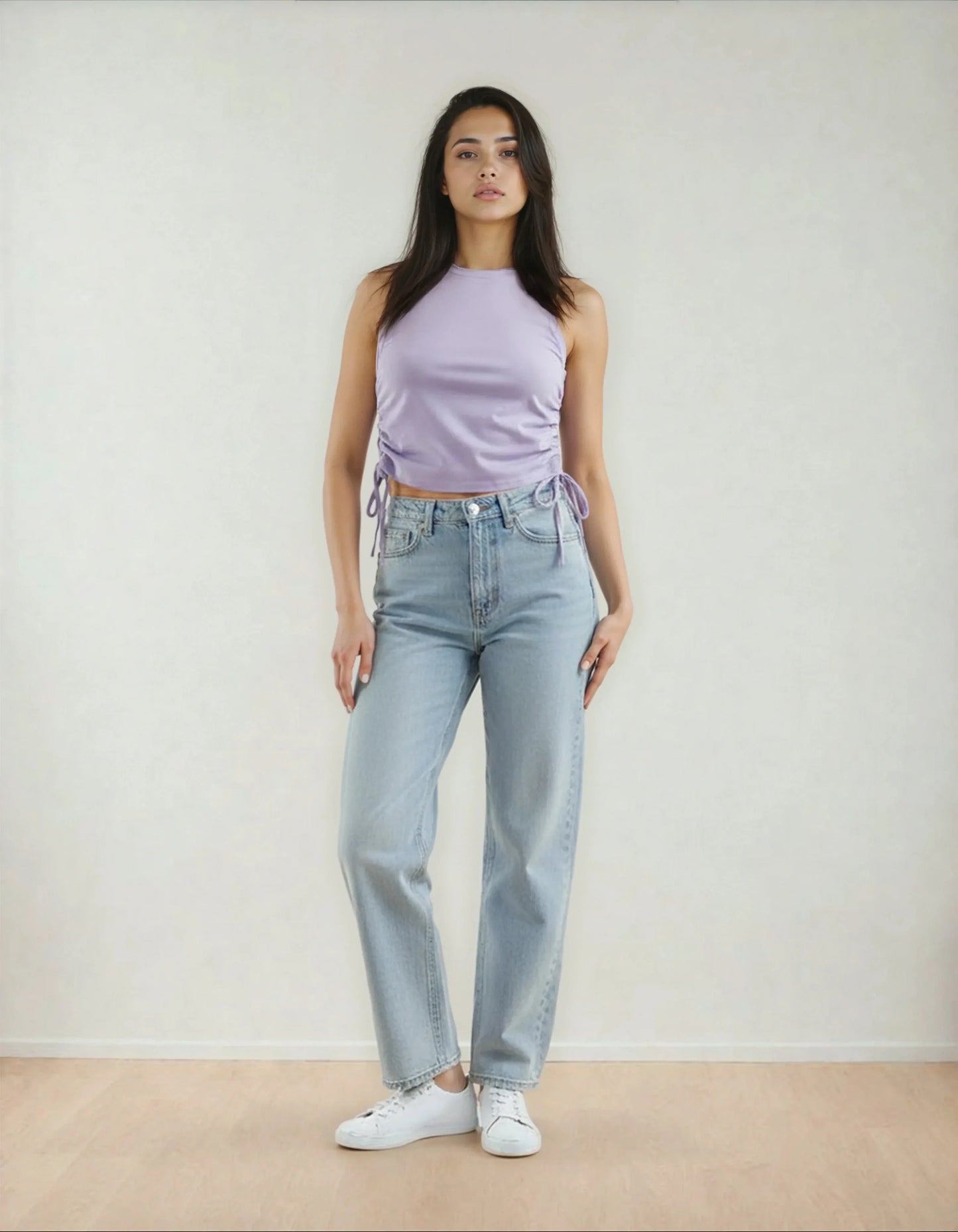 Femme portant un top violet et un jean droit clair, mode tendance 974 Réunion