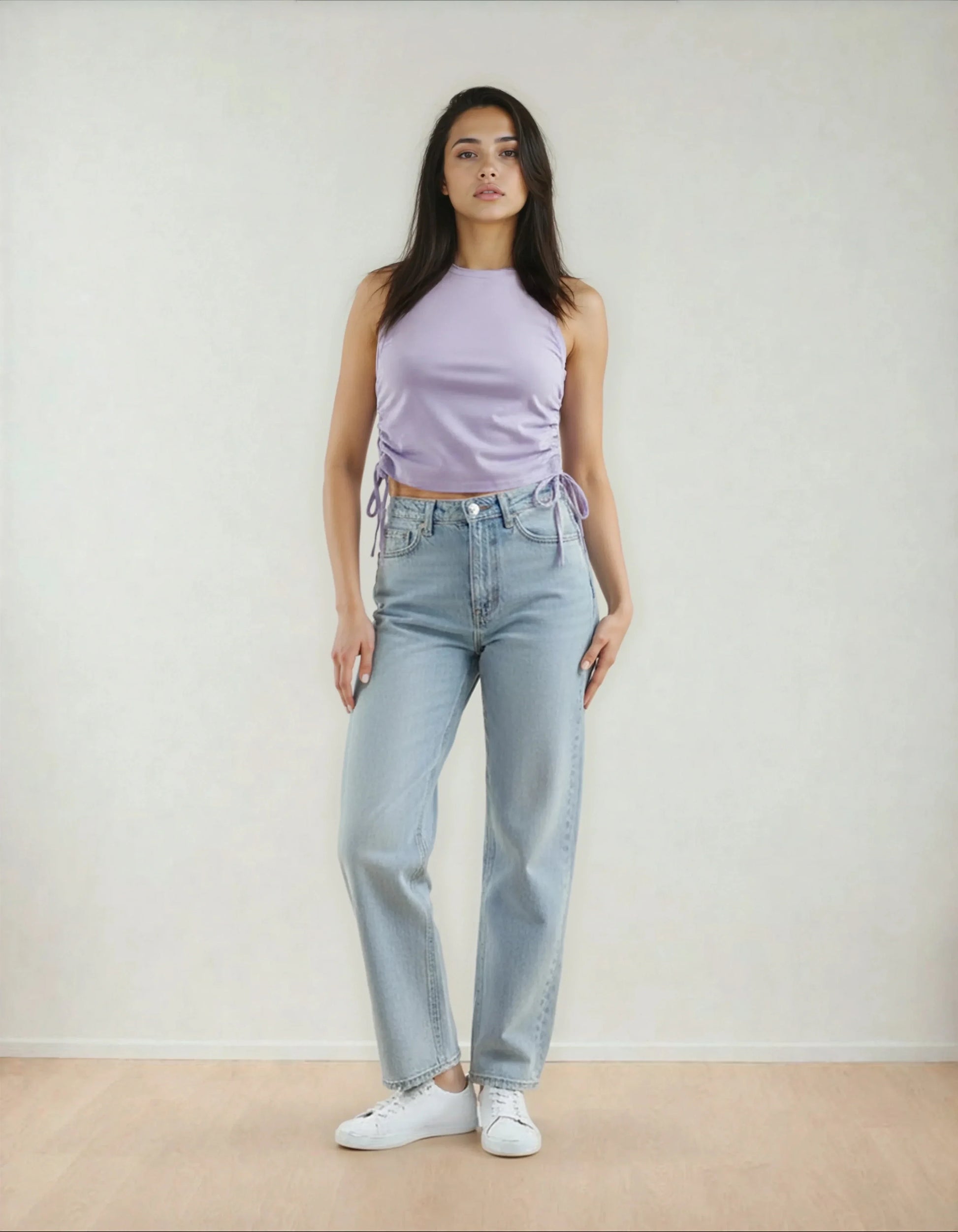 Femme portant un top violet et un jean droit clair, mode tendance 974 Réunion