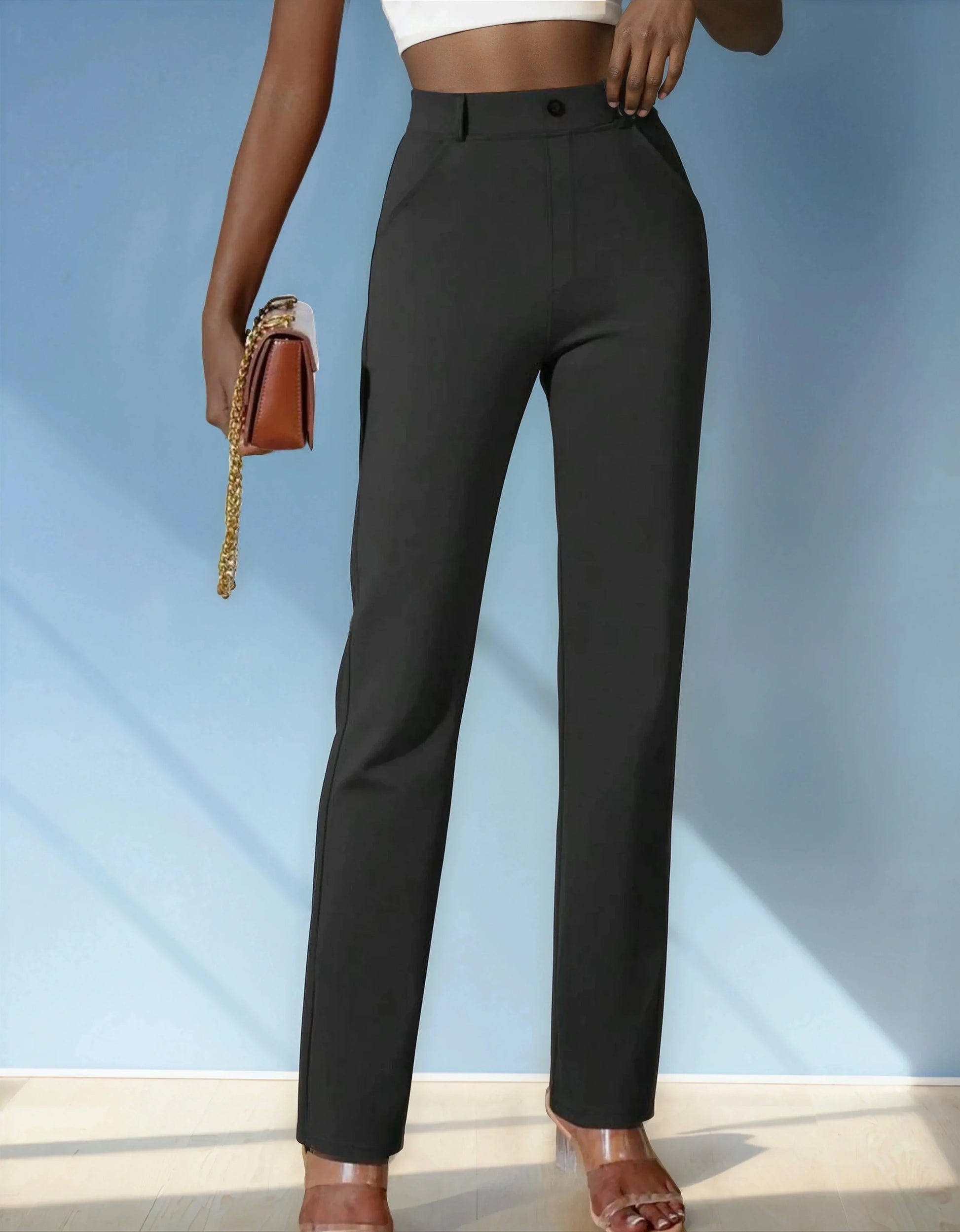Pantalon noir femme taille haute élégant mode 974 Réunion, porté avec sac à main marron