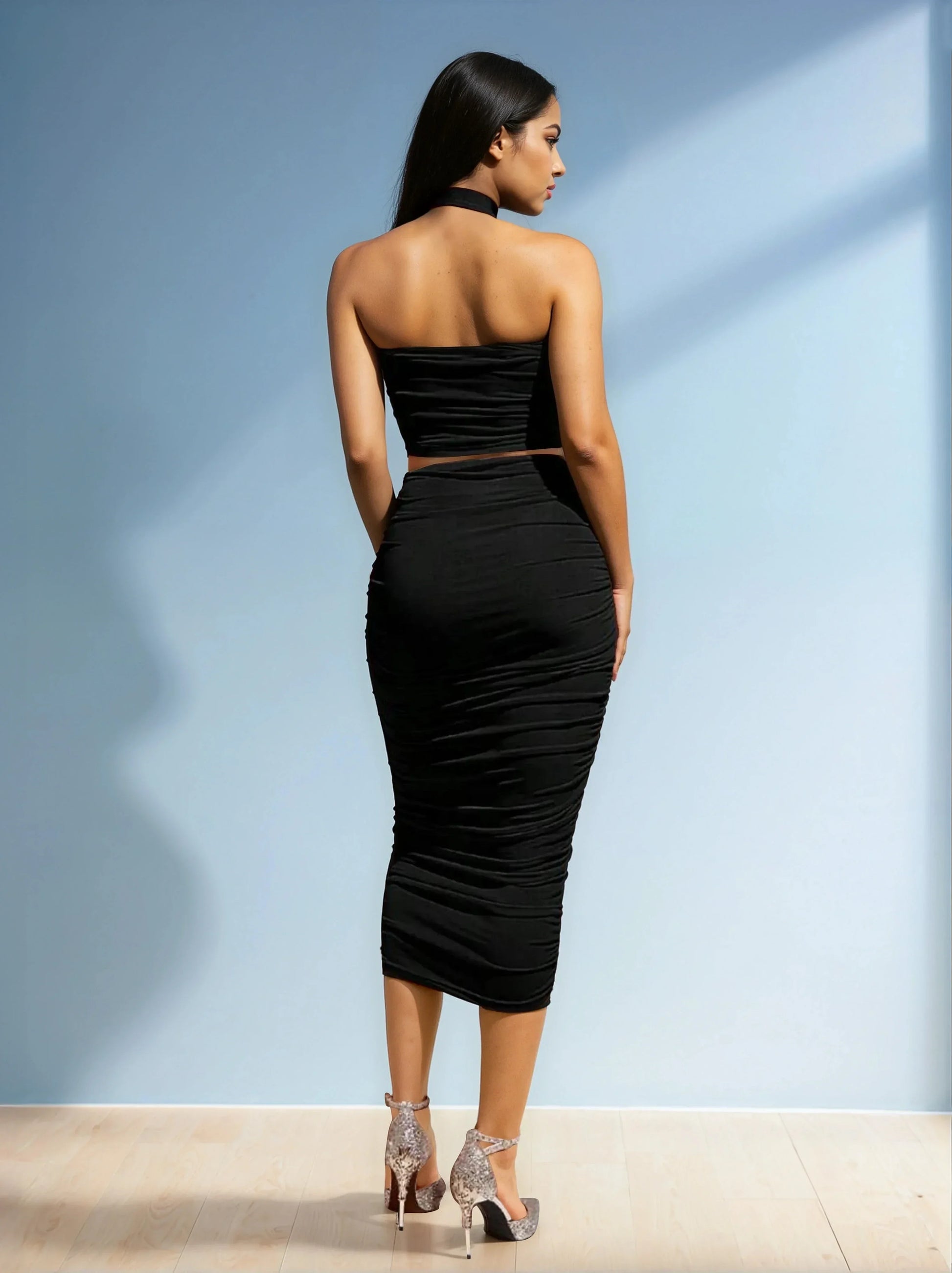 Femme en robe noire moulante, talons hauts argentés, mode tendance 974 Réunion
