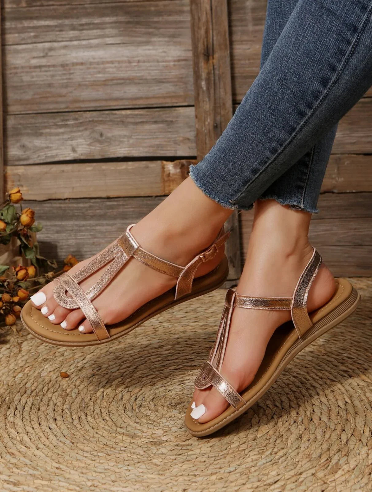 Sandales femme dorées tendance sur tapis, mode été 974 Réunion, jeans jambes croisées