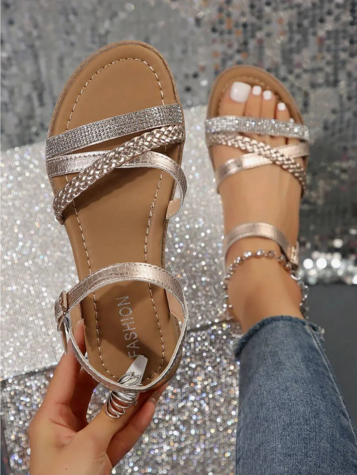 Sandales femme dorées à strass, style tendance été 974 Réunion, sur fond scintillant