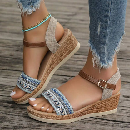 Sandales compensées femme à La Réunion, tressées bleu beige, lacets, jeans, 974 réunion