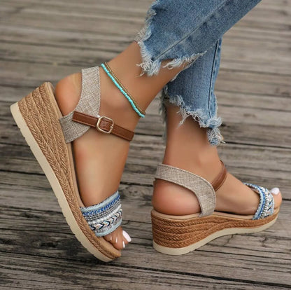 Sandales compensées femme, tressées beige et bleu, jeans effiloché, mode 974 Réunion
