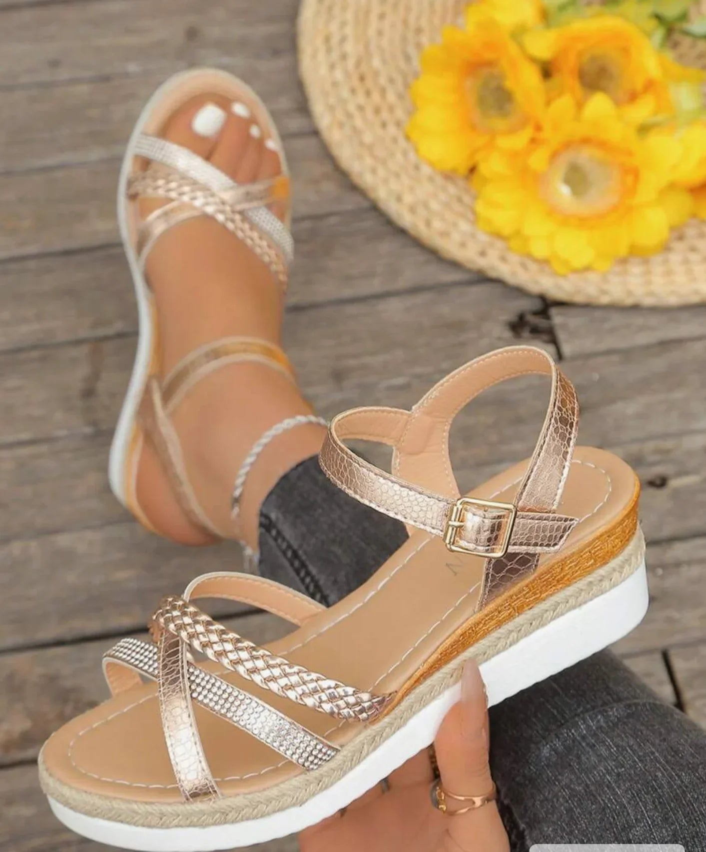 Sandales compensées dorées femme, été 974 Réunion, fleurs jaunes, style tendance